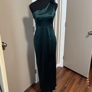 One-Shoulder Emerald Satin Evening Gown with Rosette